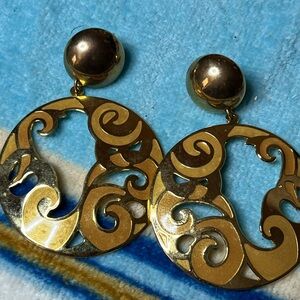 Vintage 70s Gold tone Swirl Earrings by Beribi 
E8
